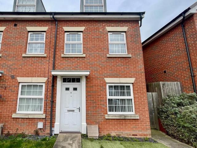 3 bedroom end of terrace house to rent