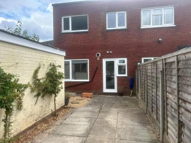 3 bedroom end of terrace house to rent