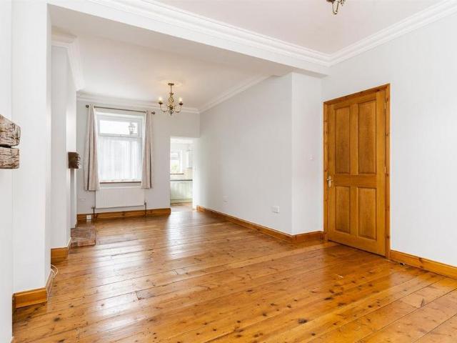 3 bedroom end of terrace house to rent