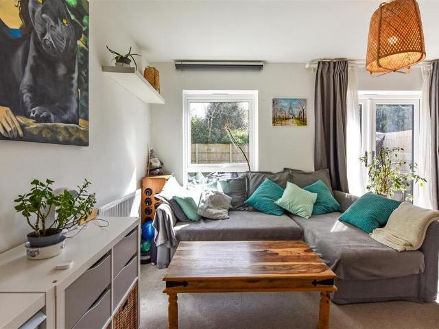 3 bedroom end of terrace house to rent