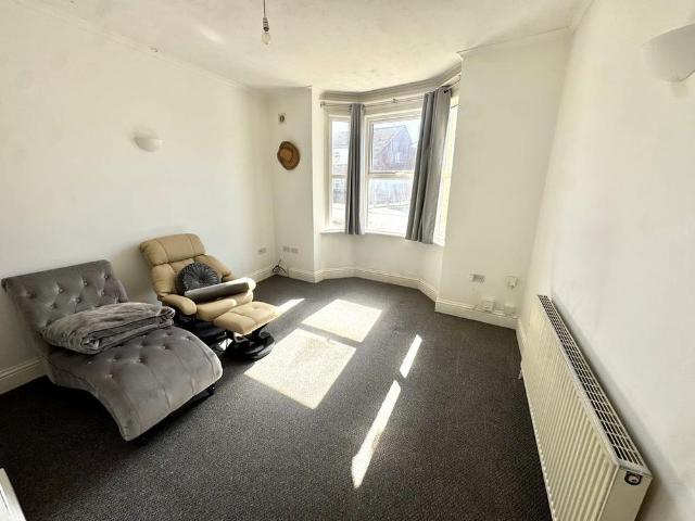 3 bedroom end of terrace house to rent