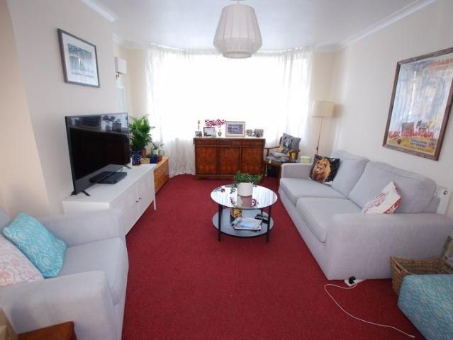3 bedroom end of terrace house to rent