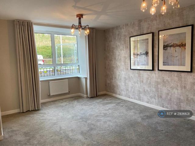 3 bedroom end of terrace house to rent