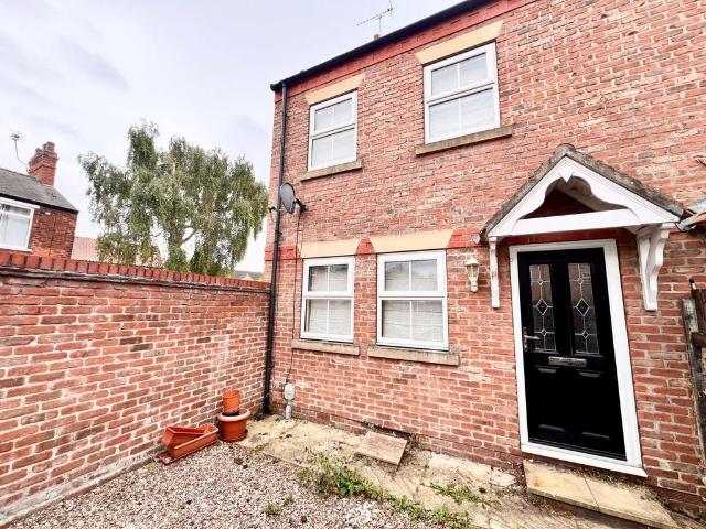 3 bedroom end of terrace house to rent