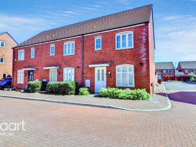 3 bedroom end of terrace house to rent