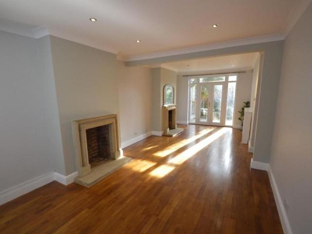 3 bedroom end of terrace house to rent