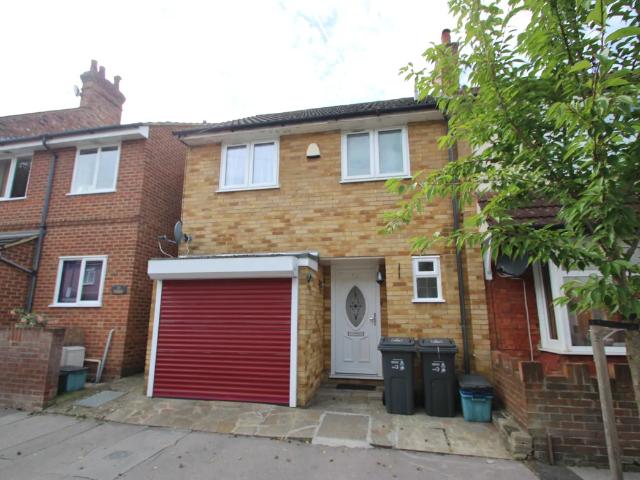 3 bedroom end of terrace house to rent