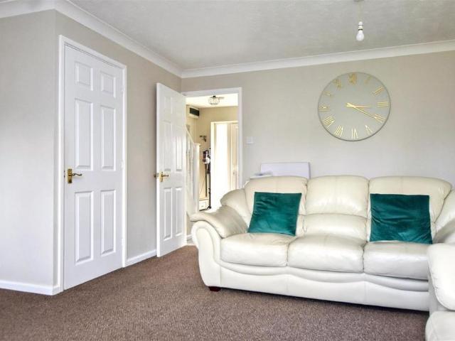 3 bedroom end of terrace house to rent