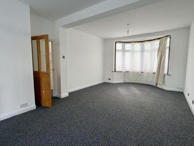 3 bedroom end of terrace house to rent