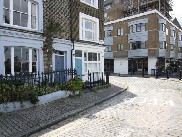 3 bedroom end of terrace house to rent