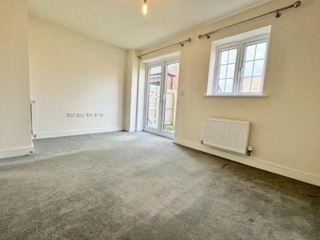 3 bedroom end of terrace house to rent