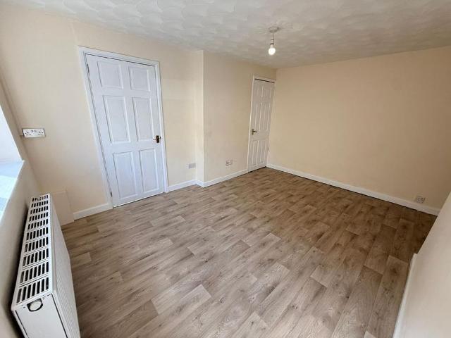 3 bedroom end of terrace house to rent