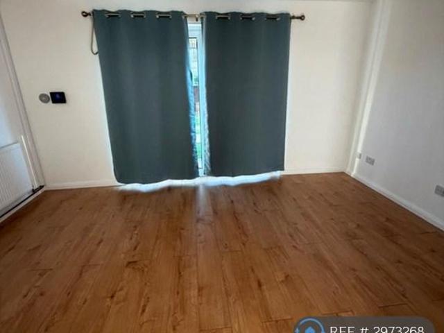 3 bedroom end of terrace house to rent