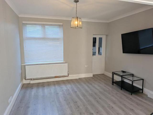 3 bedroom end of terrace house to rent