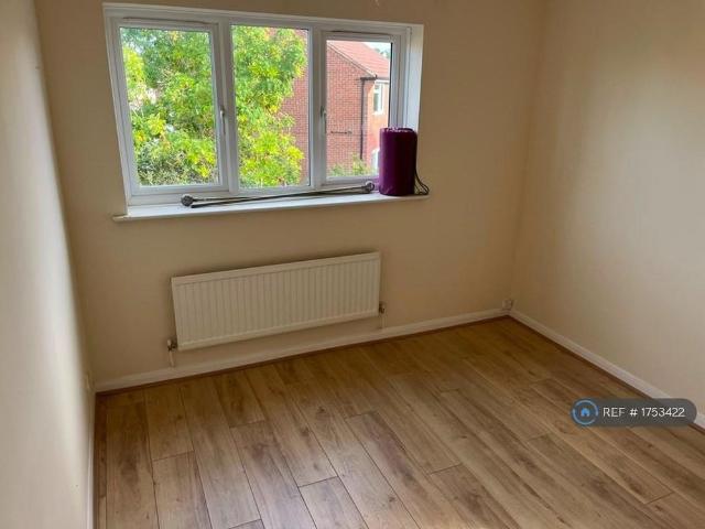 3 bedroom end of terrace house to rent