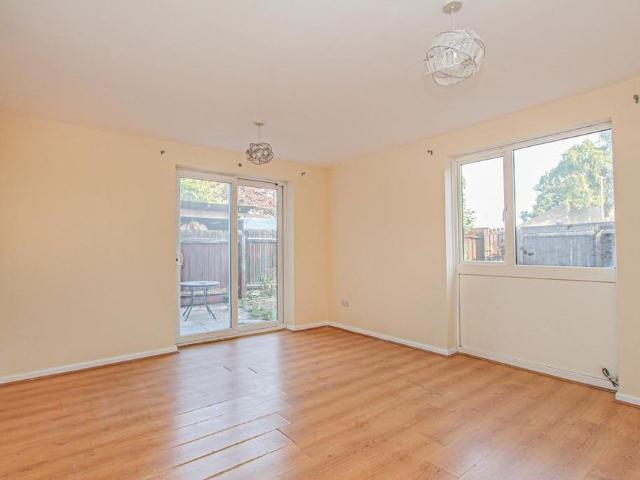 3 bedroom end of terrace house to rent