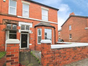 3 bedroom end of terrace house to rent