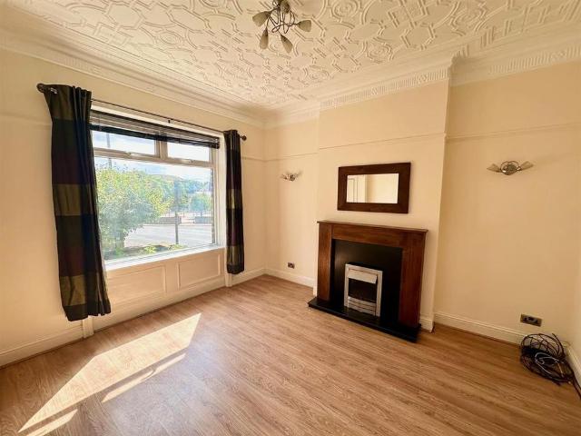 3 bedroom end of terrace house to rent