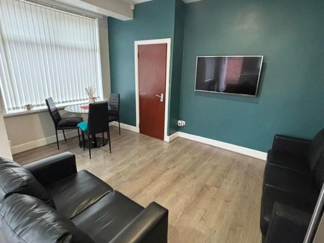 3 bedroom end of terrace house to rent