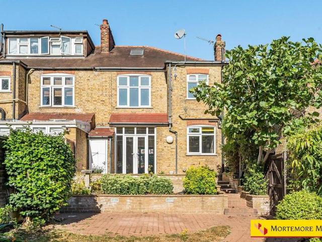 3 bedroom end of terrace house to rent