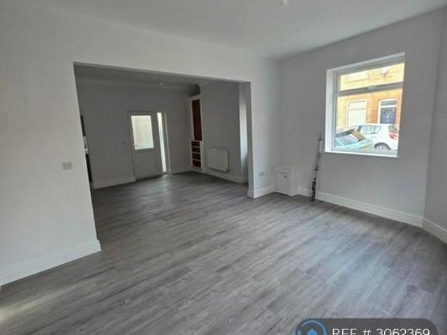 3 bedroom end of terrace house to rent