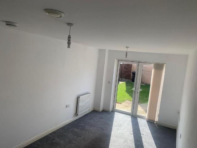 3 bedroom end of terrace house to rent