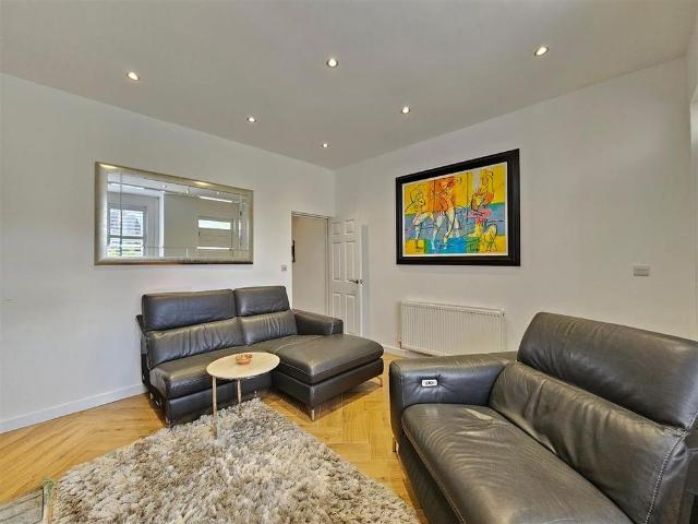 3 bedroom end of terrace house to rent