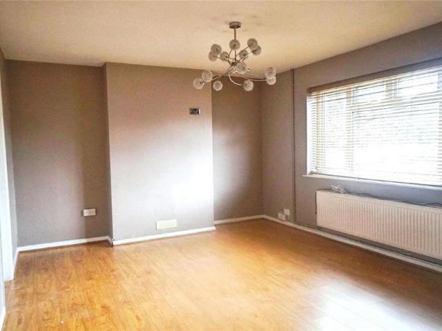 3 bedroom end of terrace house to rent