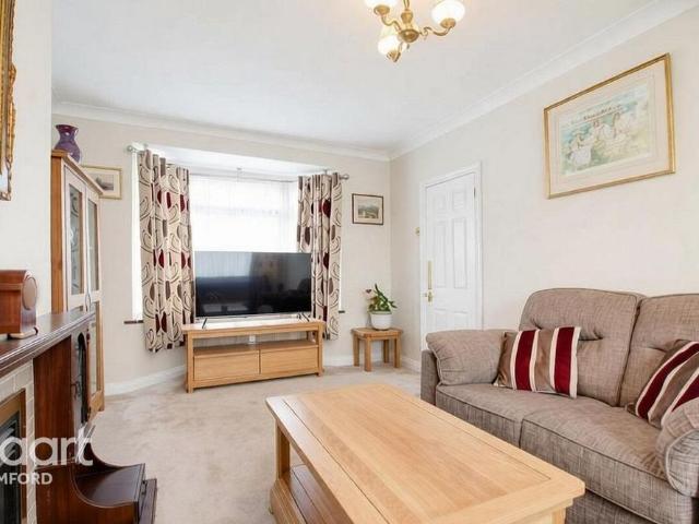 3 bedroom end of terrace house to rent