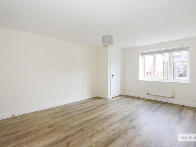 3 bedroom end of terrace house to rent