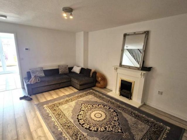 3 bedroom end of terrace house to rent