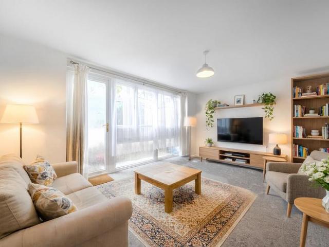 3 bedroom end of terrace house to rent