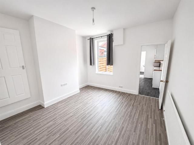 3 bedroom end of terrace house to rent