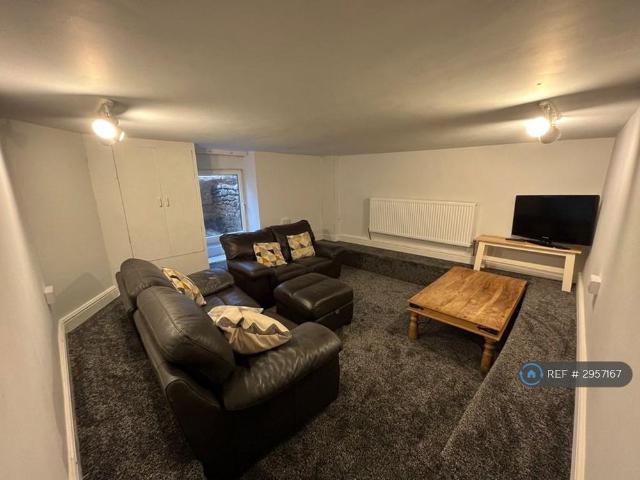 3 bedroom end of terrace house to rent