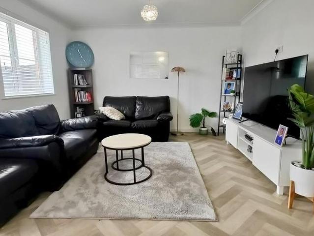 3 bedroom end of terrace house to rent