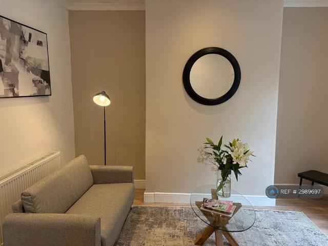 3 bedroom end of terrace house to rent