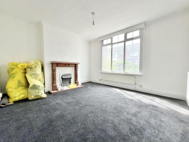 3 bedroom end of terrace house to rent