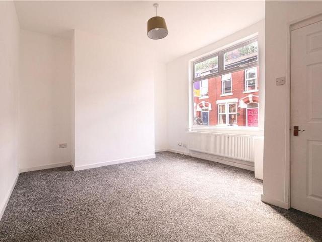 3 bedroom end of terrace house to rent