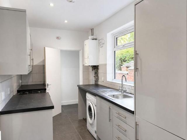 3 bedroom end of terrace house to rent