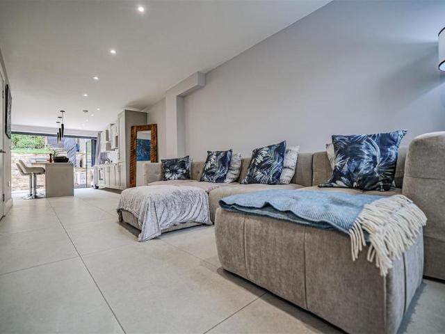 3 bedroom end of terrace house to rent