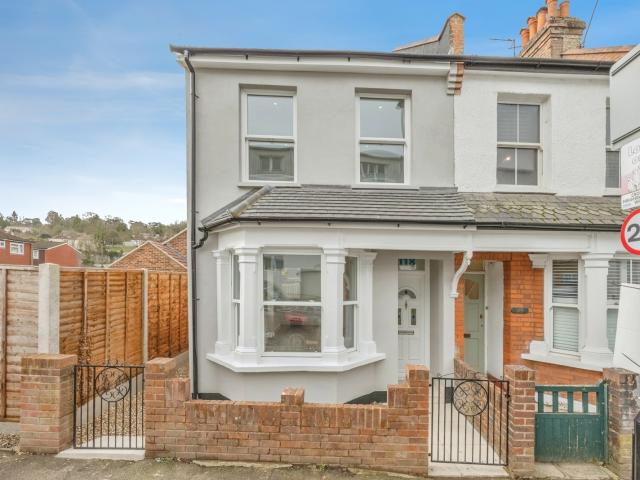 3 bedroom end of terrace house to rent