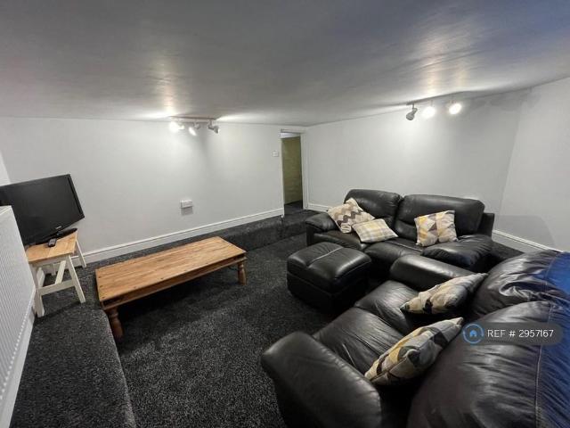 3 bedroom end of terrace house to rent