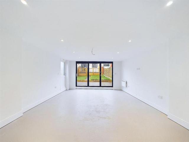 3 bedroom end of terrace house to rent