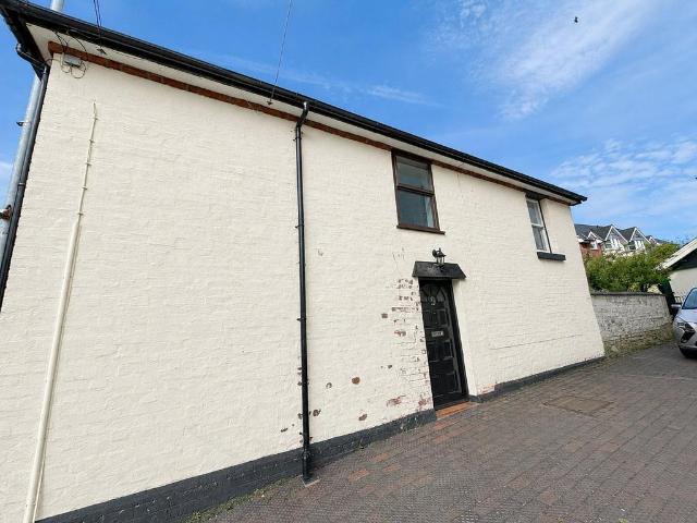 2 bedroom end of terrace house to rent
