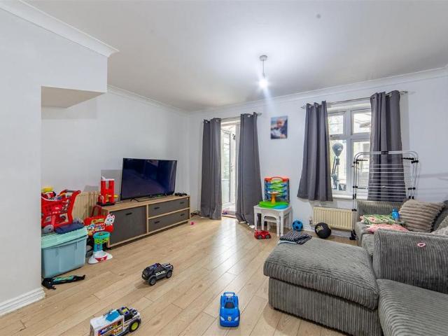 3 bedroom end of terrace house to rent