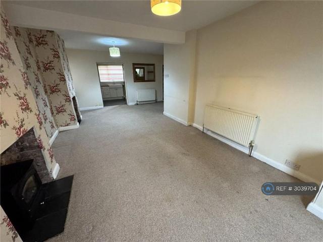 3 bedroom end of terrace house to rent