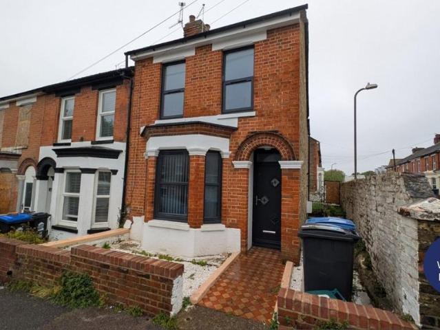 3 bedroom end of terrace house to rent