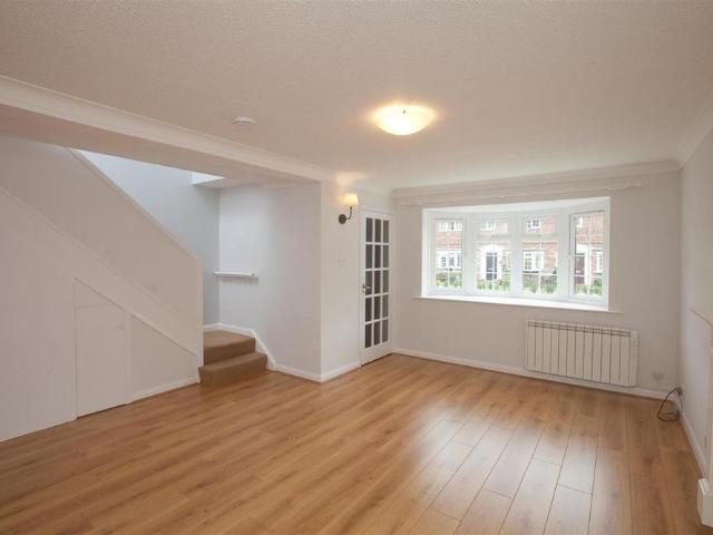 3 bedroom end of terrace house to rent