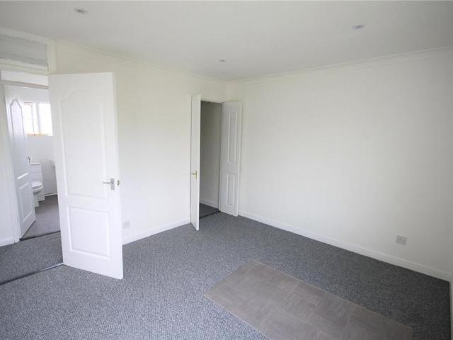 3 bedroom end of terrace house to rent