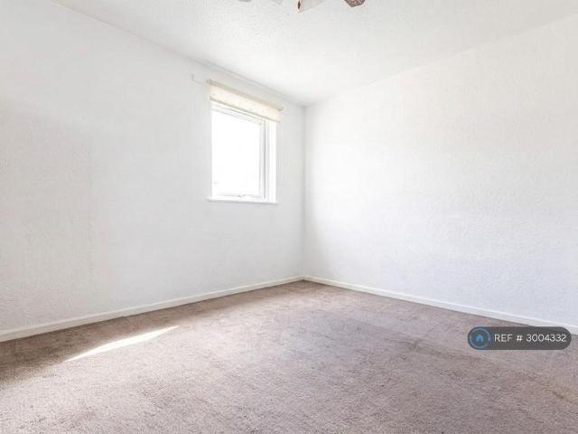 3 bedroom end of terrace house to rent